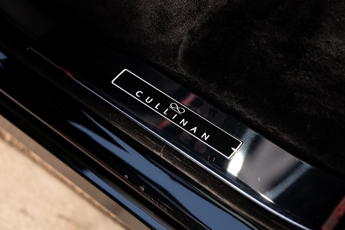 Rolls-Royce Cullinan Black Badge 2025 rental LAX Rolls-Royce Cullinan Black Badge 2025 rental LAX