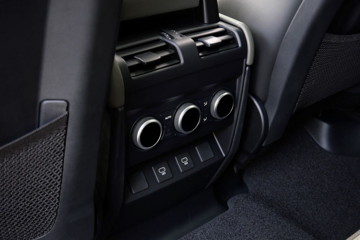 Rent Range Rover Defender X-Dynamic 2025 in LA Rent Range Rover Defender X-Dynamic 2025 in LA