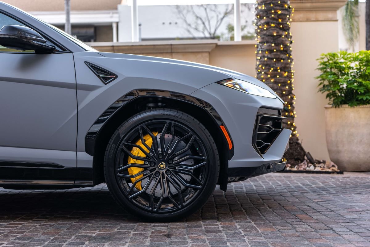 Lamborghini Urus SE 2025 Rental in LA Lamborghini Urus SE 2025 Rental in LA