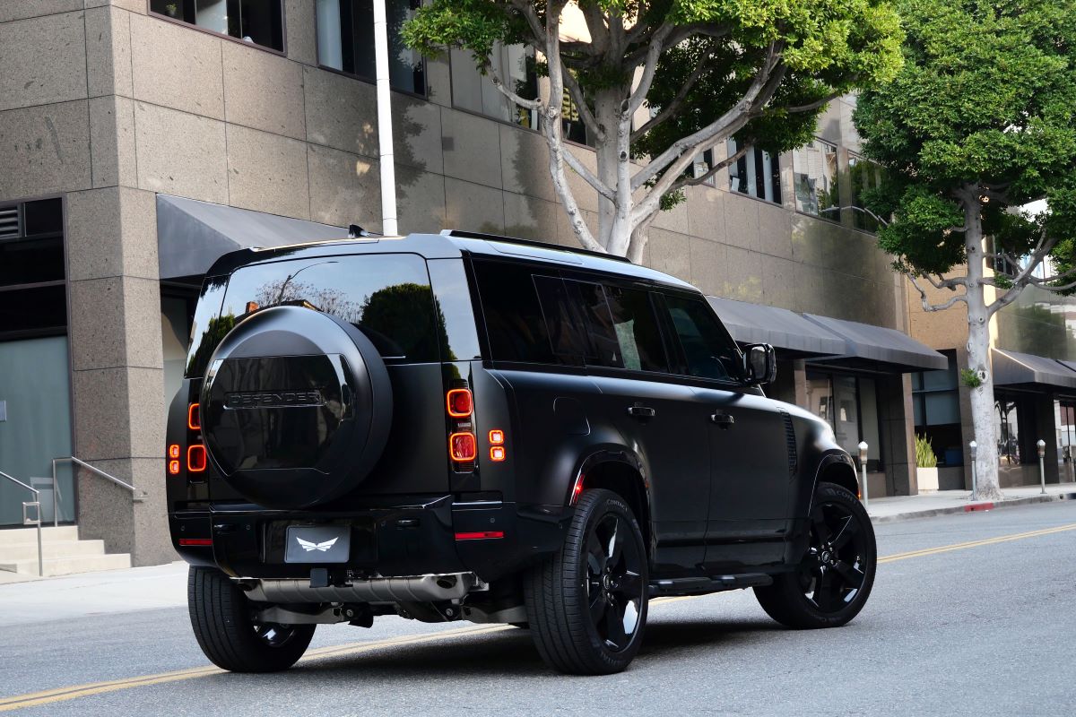 Rent Range Rover Defender X-Dynamic 2025 in LAX Rent Range Rover Defender X-Dynamic 2025 in LAX