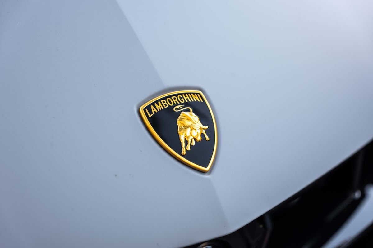 Lamborghini Urus SE 2025 Rental in LA Lamborghini Urus SE 2025 Rental in LA