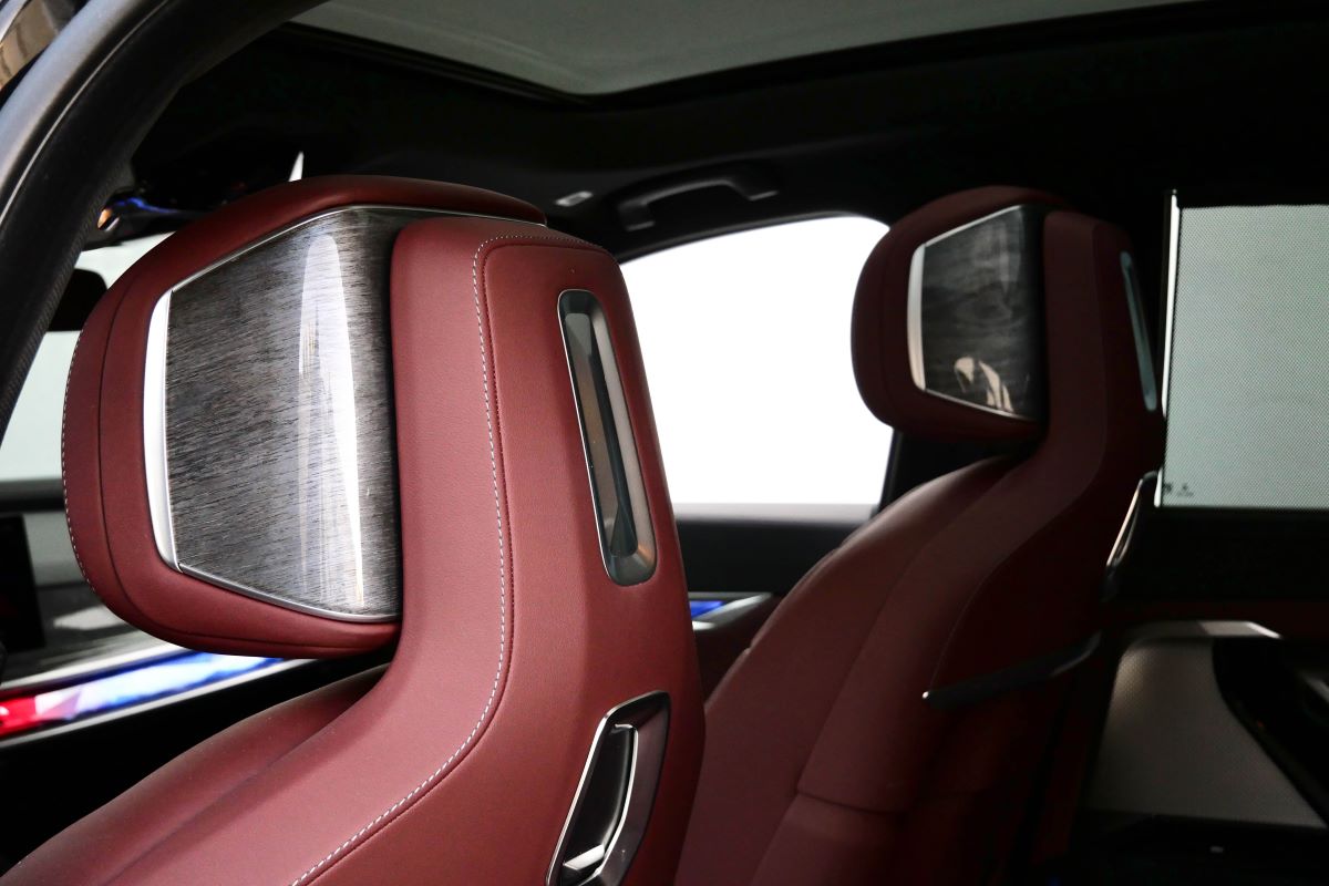 rent a BMW i7 xDrive60 2024 in LA