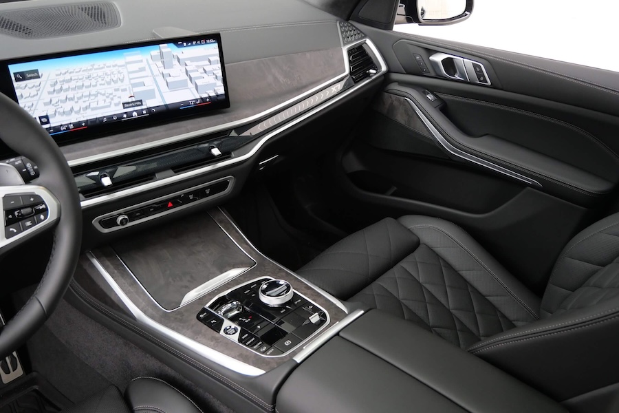 BMW X7 40i 2024 for Rental in Los Angeles