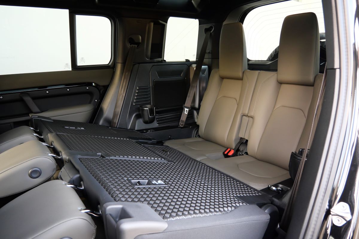 Rent Range Rover Defender X-Dynamic 2025 in LA Rent Range Rover Defender X-Dynamic 2025 in LA