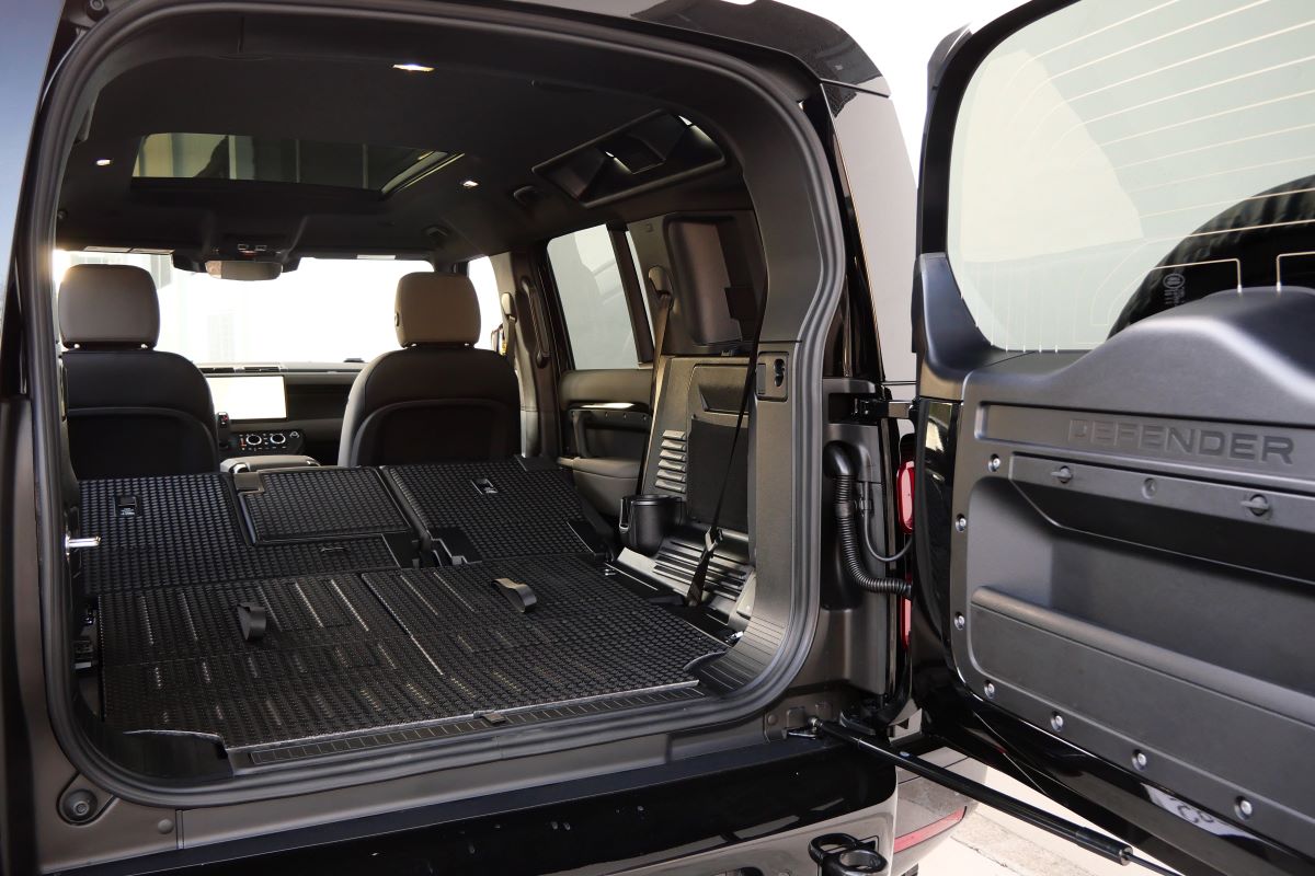 Rent Range Rover Defender X-Dynamic 2025 in LA Rent Range Rover Defender X-Dynamic 2025 in LA