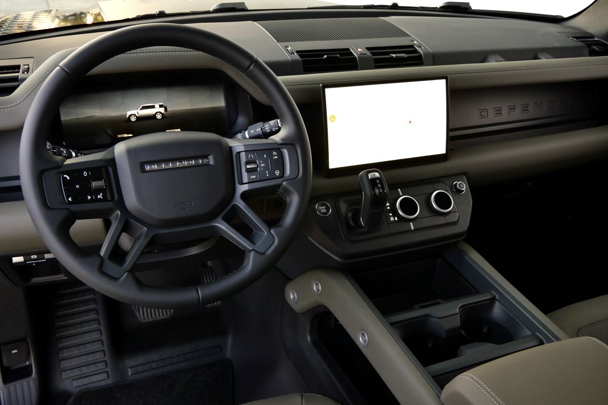 Rent Range Rover Defender X-Dynamic 2025 in Los Angeles Rent Range Rover Defender X-Dynamic 2025 in Los Angeles