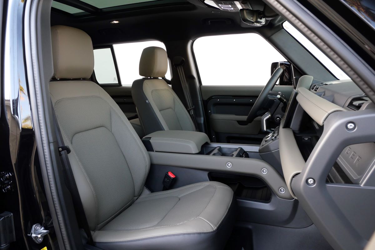 Range Rover Defender X-Dynamic 2025 Rental in LAX Range Rover Defender X-Dynamic 2025 Rental in LAX