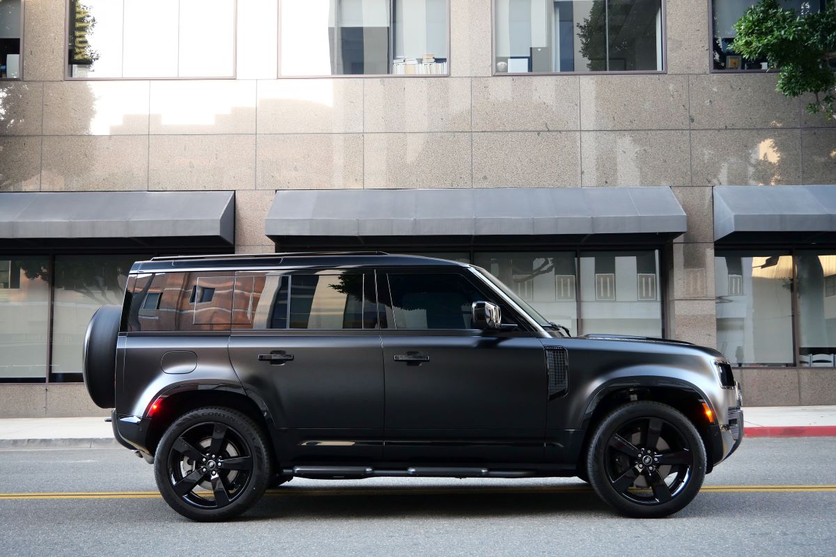 Rent Range Rover Defender X-Dynamic 2025 in LAX Rent Range Rover Defender X-Dynamic 2025 in LAX