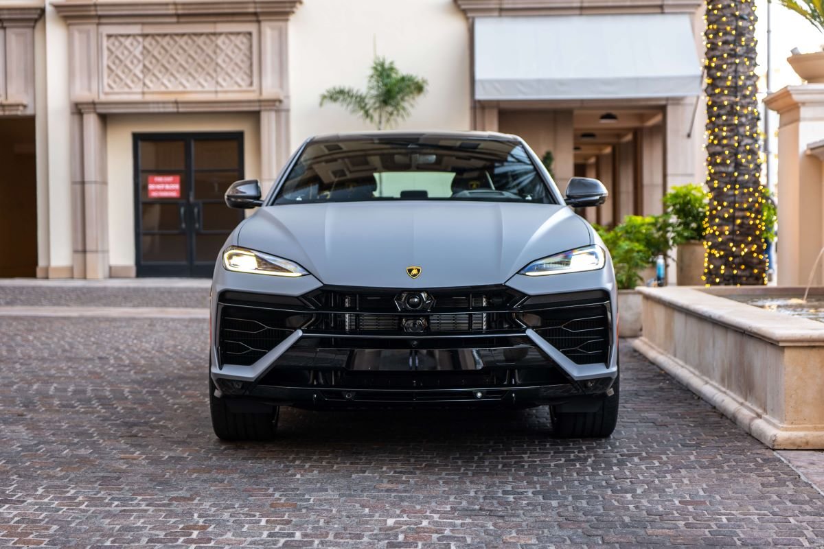 Lamborghini Urus SE 2025 Rental in LA Lamborghini Urus SE 2025 Rental in LA
