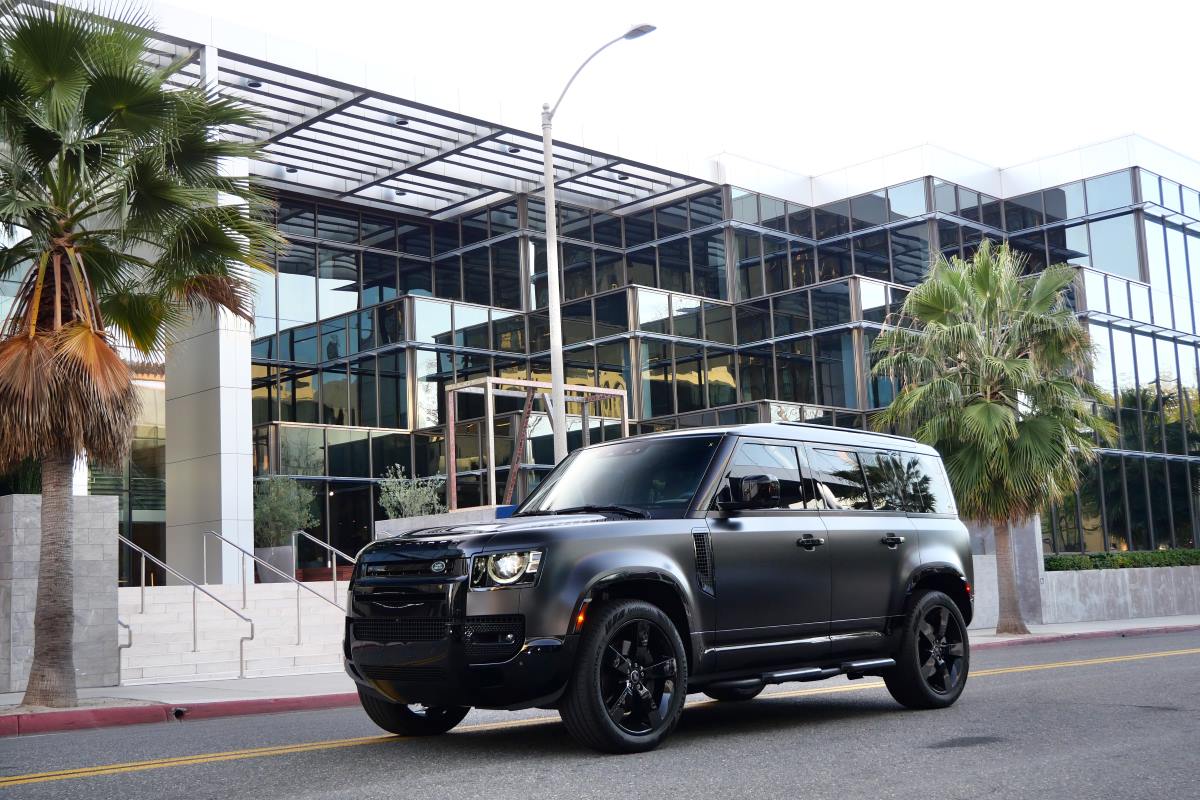 Rent Range Rover Defender X-Dynamic 2025 in LAX Rent Range Rover Defender X-Dynamic 2025 in LAX