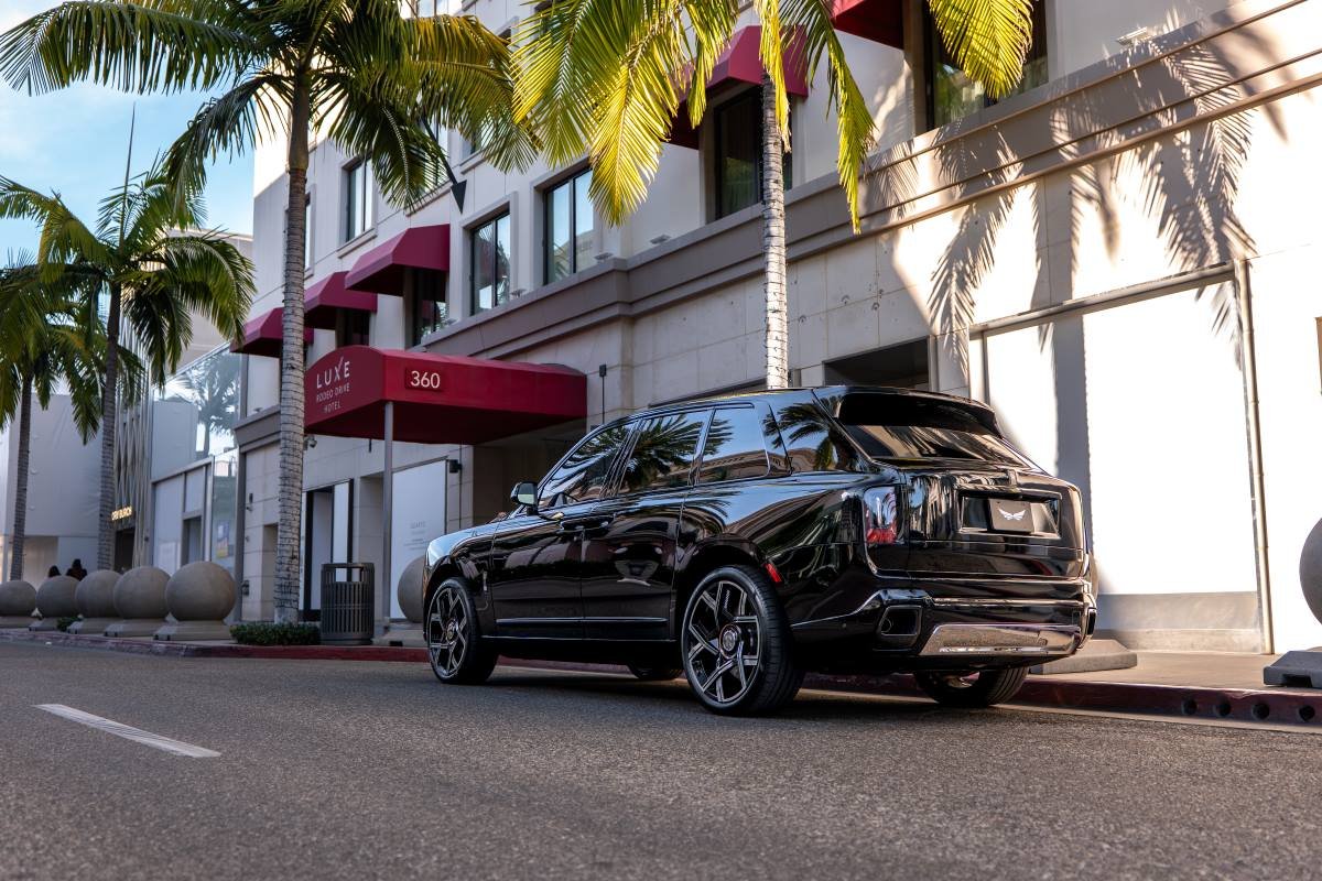 Rent a Rolls-Royce Cullinan Black Badge 2025 in LAX Rent a Rolls-Royce Cullinan Black Badge 2025 in LAX