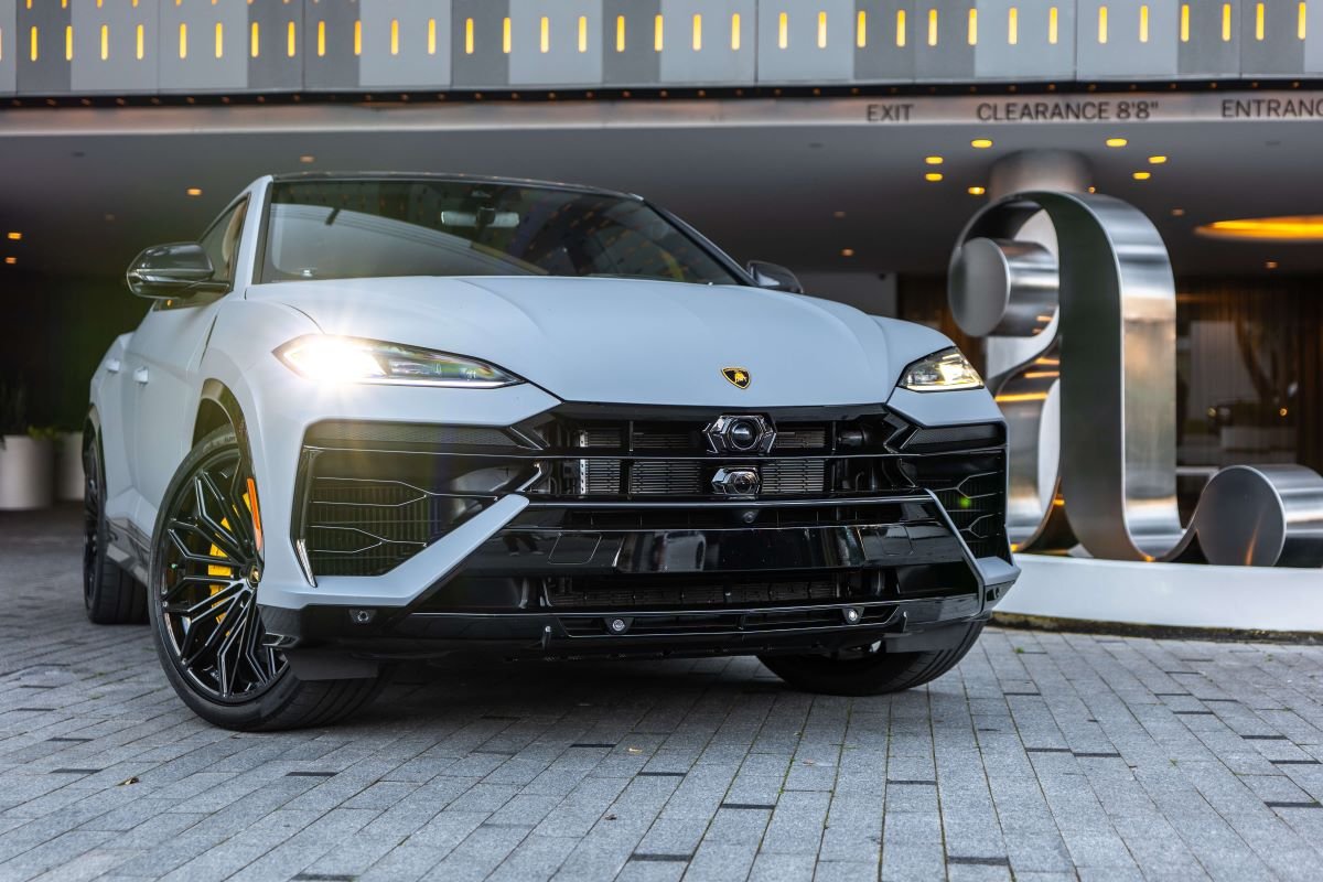 Lamborghini Urus SE 2025 for Rent in Los Angeles Lamborghini Urus SE 2025 for Rent in Los Angeles