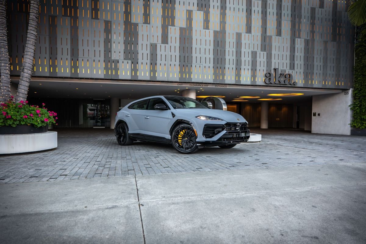 Lamborghini Urus SE 2025 for Rent in Los Angeles Lamborghini Urus SE 2025 for Rent in Los Angeles