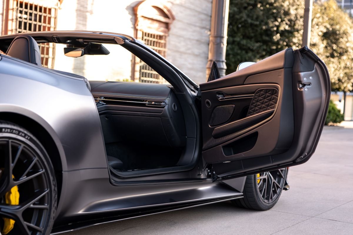 Rent a Aston Martin DB 12 Volante 2025 in Los Angeles Rent a Aston Martin DB 12 Volante 2025 in Los Angeles