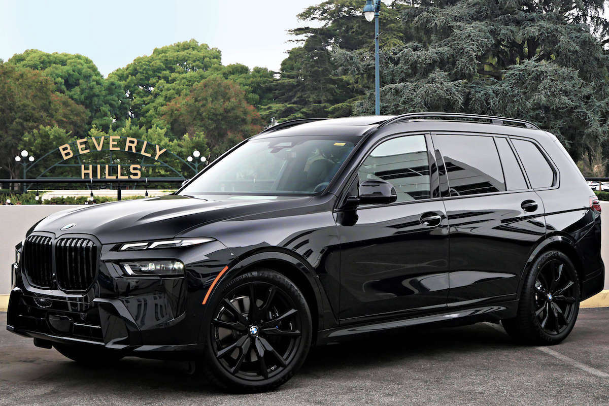Rent a BMW X7 40i 2024