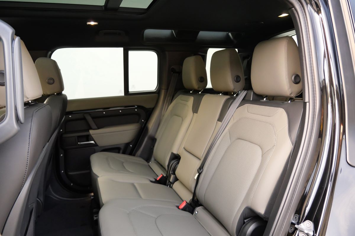 Rent Range Rover Defender X-Dynamic 2025 in LAX Rent Range Rover Defender X-Dynamic 2025 in LAX