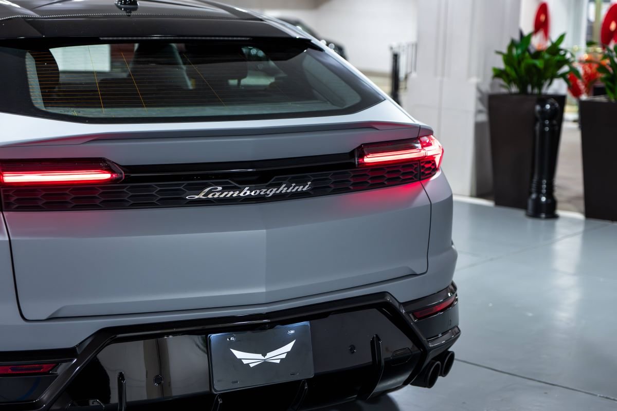 Lamborghini Urus SE 2025 for Rent in Los Angeles Lamborghini Urus SE 2025 for Rent in Los Angeles