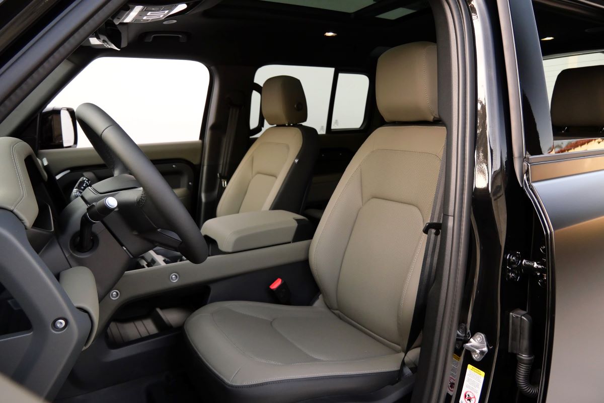 Range Rover Defender X-Dynamic 2025 Rental in LAX Range Rover Defender X-Dynamic 2025 Rental in LAX