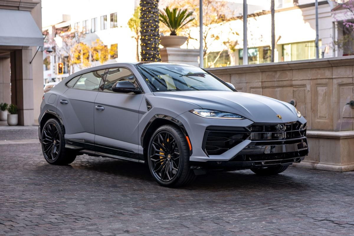 Rent a Lamborghini Urus SE 2025 in Los Angeles Rent a Lamborghini Urus SE 2025 in Los Angeles