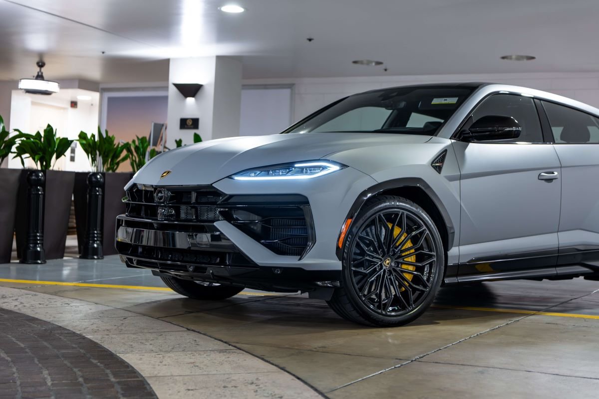 Lamborghini Urus SE 2025 Rental in LA Lamborghini Urus SE 2025 Rental in LA