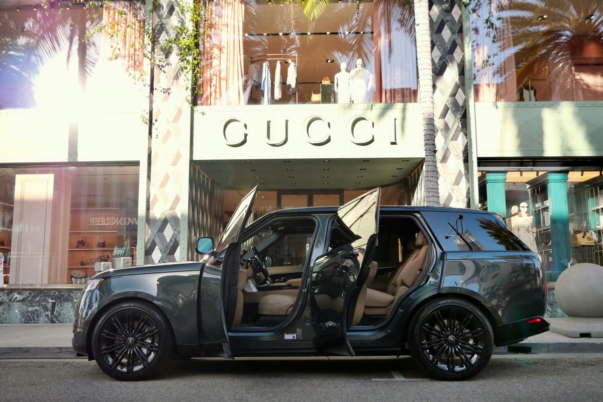 Rent a 2025 Range Rover P530 LWB in LA Rent a 2025 Range Rover P530 LWB in LA