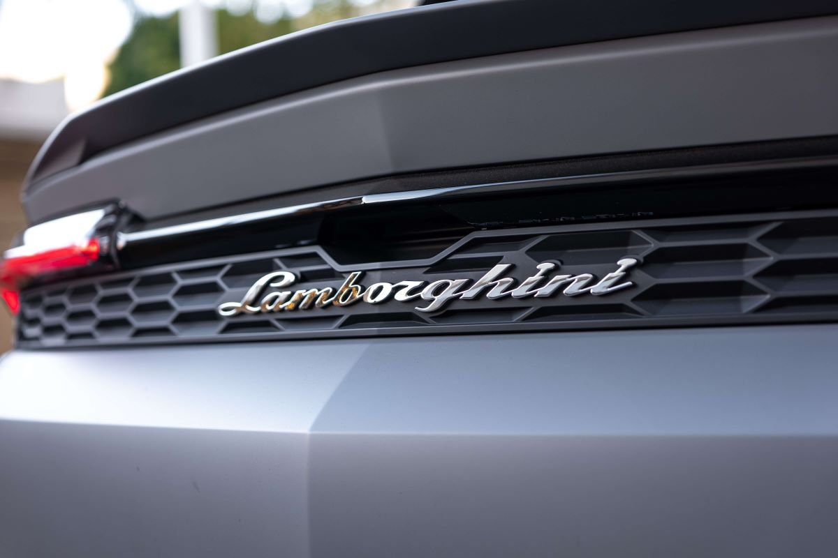 Lamborghini Urus SE 2025 Rental in LA Lamborghini Urus SE 2025 Rental in LA