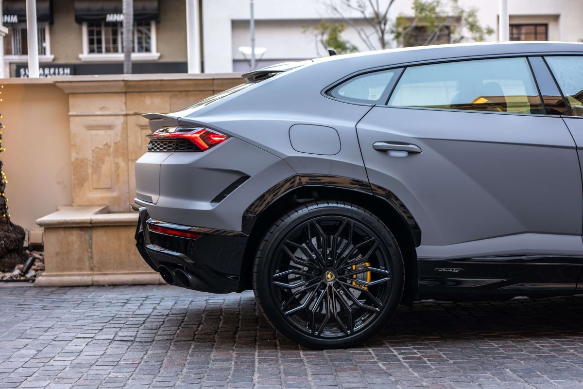 Lamborghini Urus SE 2025 Rental in LA Lamborghini Urus SE 2025 Rental in LA