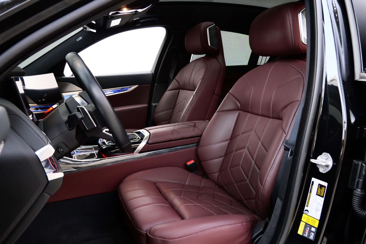 rent a BMW i7 xDrive60 2024 in LA